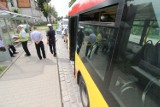 Szyba wyleciała na pasażera w autobusie MPK. Pasażer pojechał do szpitala [zdjęcia]