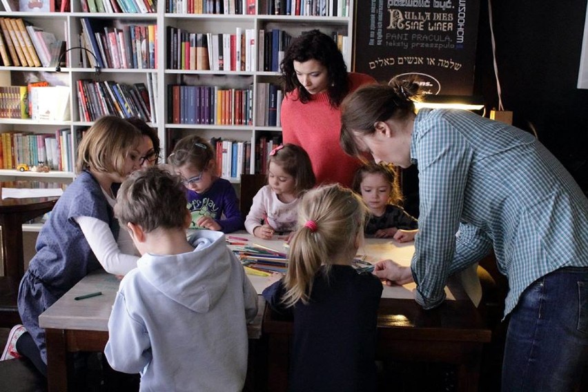 Warsztaty kreatywne z książkami dla dzieci odbywają się w Cocofli co niedzielę