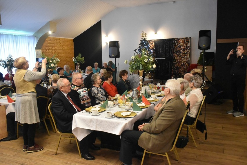 Spotkanie wigilijne seniorów z Malborka. Święta Bożego Narodzenia coraz bliżej, więc już tradycyjnie podzielili się opłatkiem