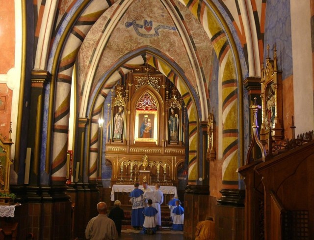 Kaplica z piękną polichromią, z obrazem łaskami słynącymi Matki Bożej Szkaplerznej, koronowanym w 2014 roku