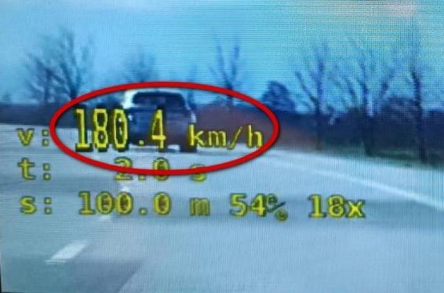 Na dozwolonej "90" kierowca pędził aż 180 km/h.