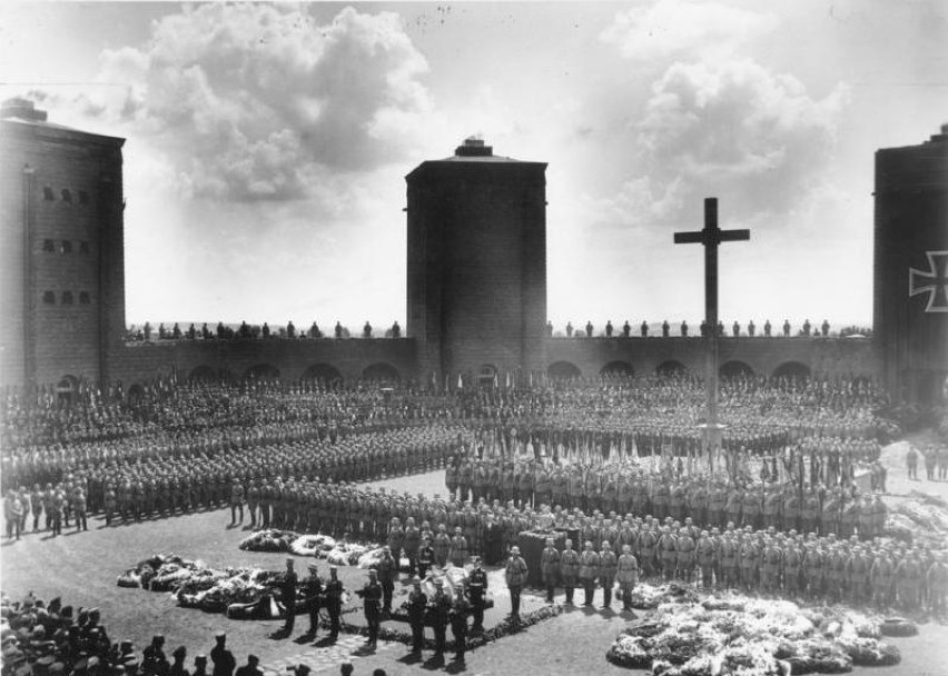 Pogrzeb Paula von Hindenburga w Mauzolem pod Tannenbergiem...