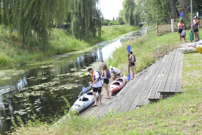 Rodzinne pływania kajakami po kanale Obry w Kościanie