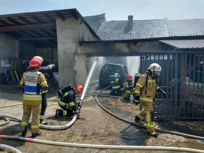 Mechnica. Groźny pożar w gospodarstwie. Poparzony 17-latek,...