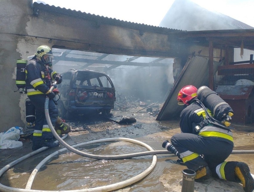 Mechnica. Groźny pożar w gospodarstwie. Poparzony 17-latek,...