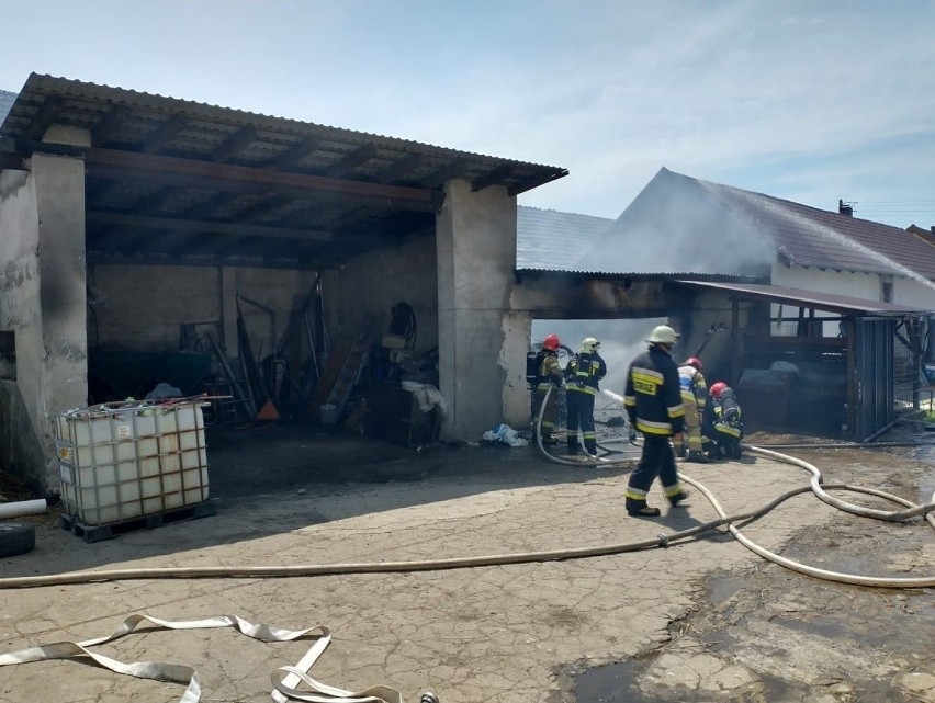 Mechnica. Groźny pożar w gospodarstwie. Poparzony 17-latek,...