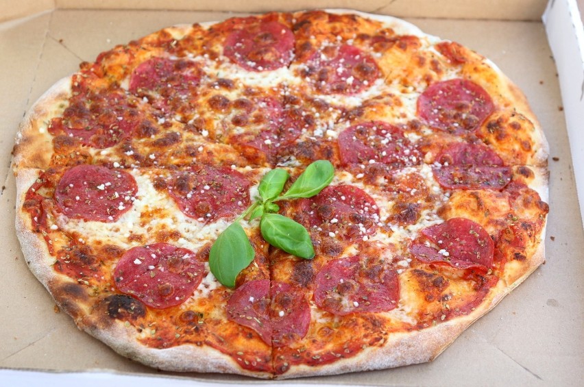 Włoska pizza na cienkim cieście z food trucka EhlePoli.