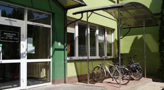 Stojaki dla rowerów stanęły przy Powiatowym Urzędzie Pracy w Radomiu.