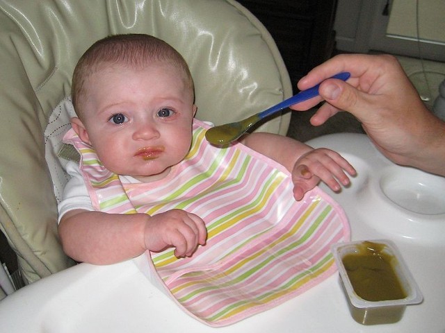 Źródło: http://commons.wikimedia.org/wiki/File:Baby_eating_baby_food.jpg