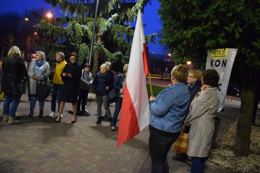 Z poparciem dla nauczycieli. Spotkanie z Konstytucją w Zduńskiej Woli [zdjęcia i wideo]