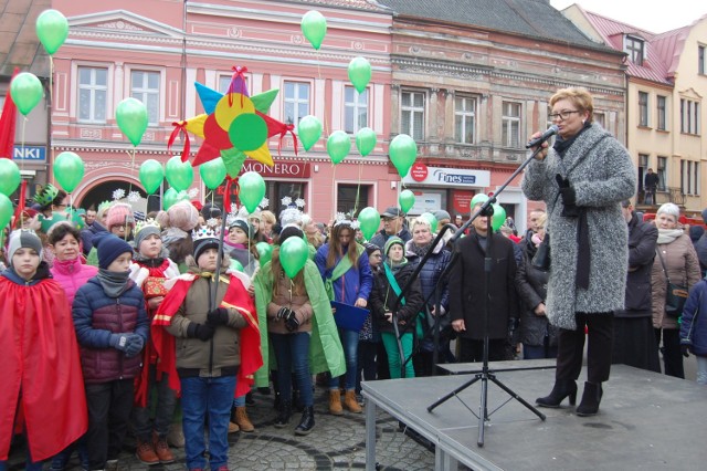 W Święto Trzech Króli na rynku w Nakle do ofiarności zachęcała Anna Maćkowska, dyrektor SP nr 2 w Nakle.