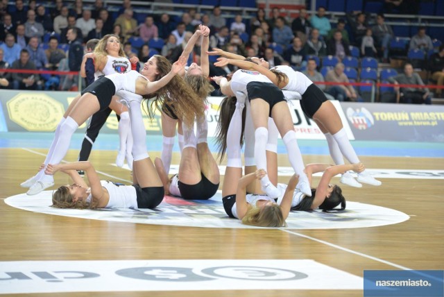 Zobacz zdjęcia z występów Cheerleaders Toruń podczas wtorkowego meczu z AZS Koszalin.

