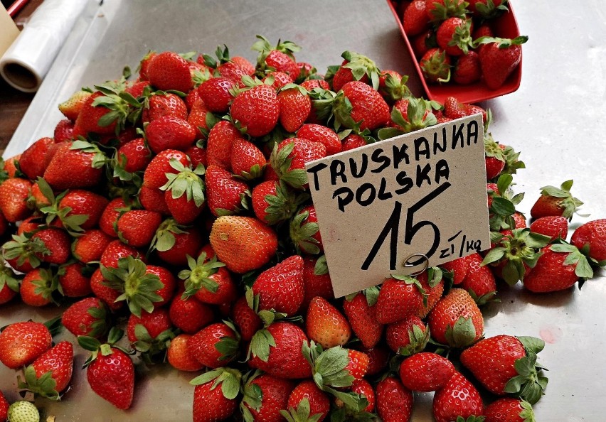 Sprawdź ceny owoców i warzyw na placu Bieńczyckim w Krakowie [CENY 29.05.2021]
