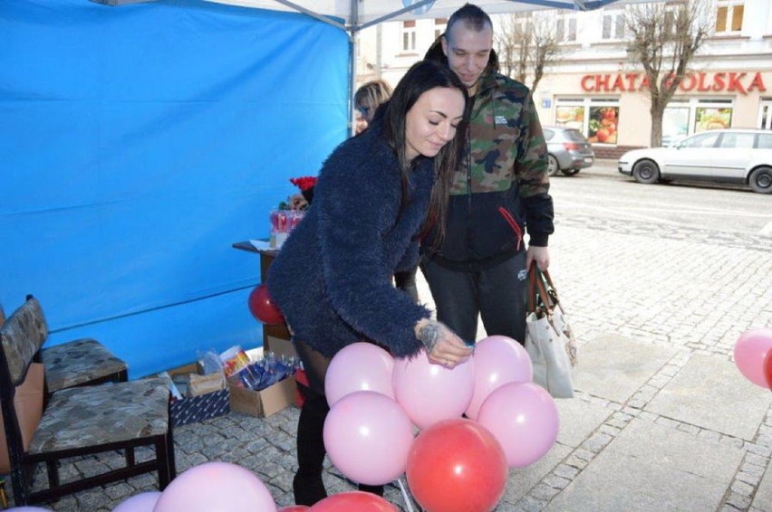 „Słodkie Walentynki” przed ratuszem w Świebodzicach (GALERIA)