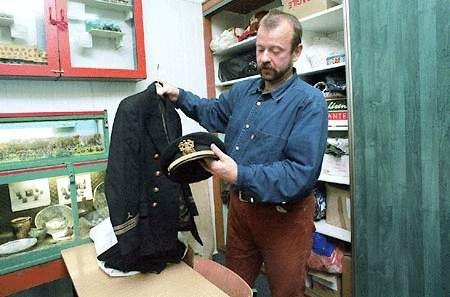 Wojciech Paczkowski zebrał w swoim gabinecie m.in. mundury z wojen światowych