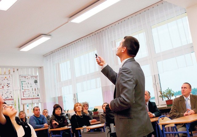 Wojciech Kuc demonstrował nauczycielom, jak działa nowe oświetlenie