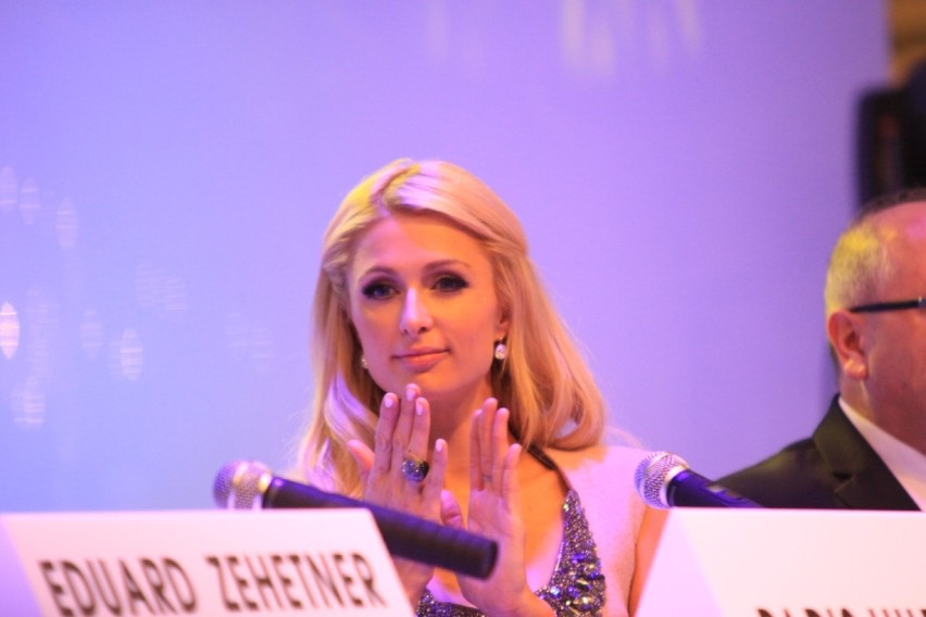 Celebrytka Paris Hilton spotkała się z dziennikarzami w...