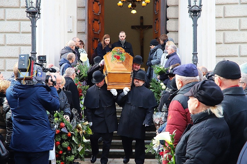 Pogrzeb uczestnika "Sanatorium miłości". Prezes Kurski pojawił się na pożegnaniu Cezarego Mocka