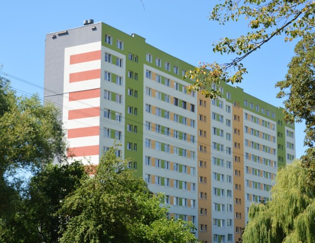 Elewacje bloków na osiedlach w Piotrkowie: Coraz więcej bloków jest odnawianych. Kto dobiera kolory? 