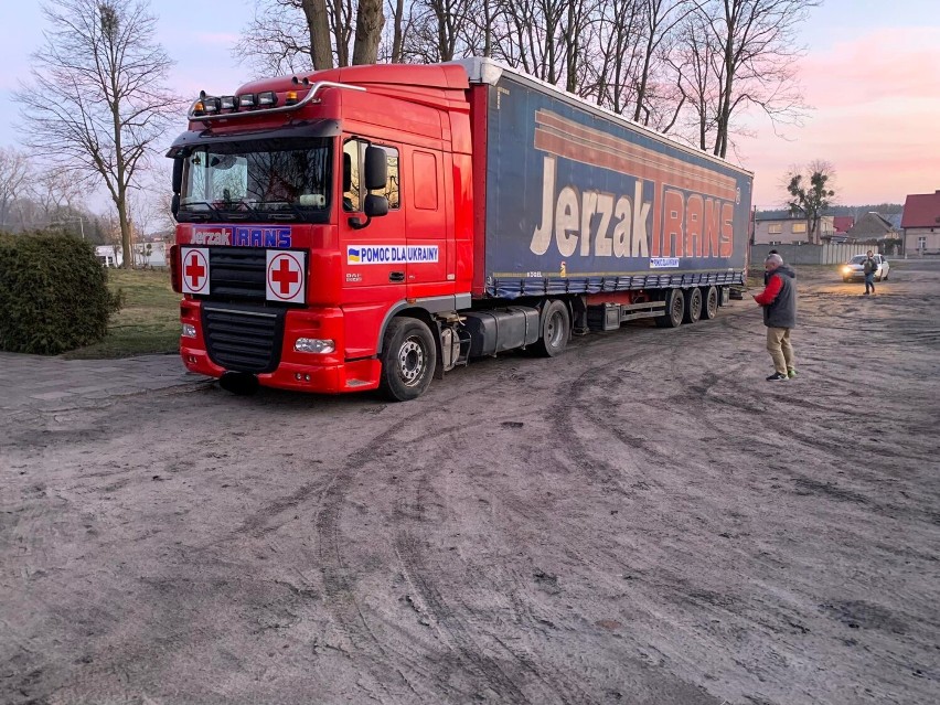 Mieszkańcy gminy Ryczywół zorganizowali transport darów do Ukrainy