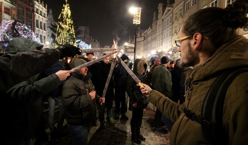 Protest przed fontanną Neptuna w Gdańsku przeciwko przyjęciu...