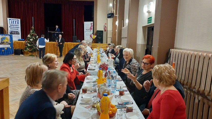Seniorzy z Polskiego Związku Emerytów, Rencistów i Inwalidów w Ostrowcu Świętokrzyskim wzięli udział w spotkaniu wigilijnym. Film i foto