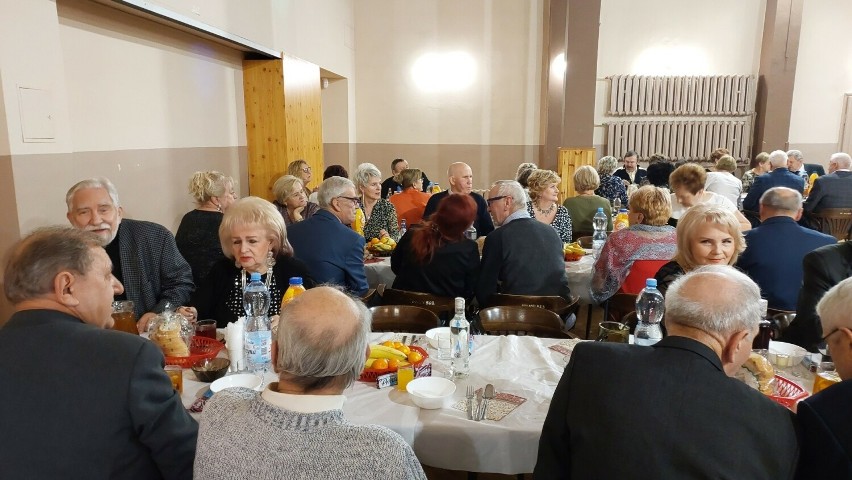 Seniorzy z Polskiego Związku Emerytów, Rencistów i Inwalidów w Ostrowcu Świętokrzyskim wzięli udział w spotkaniu wigilijnym. Film i foto