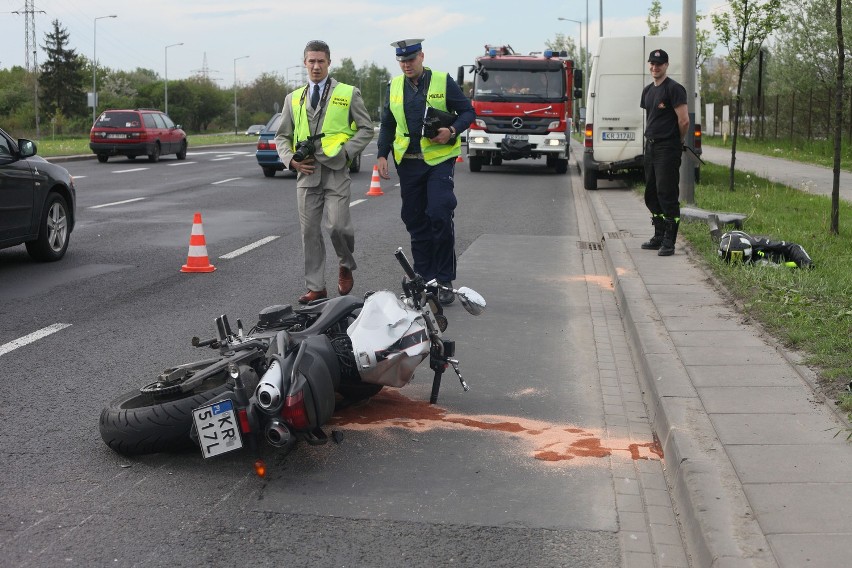 Kraków: wypadek motocyklisty na ul. Stella-Sawickiego [ZDJĘCIA]