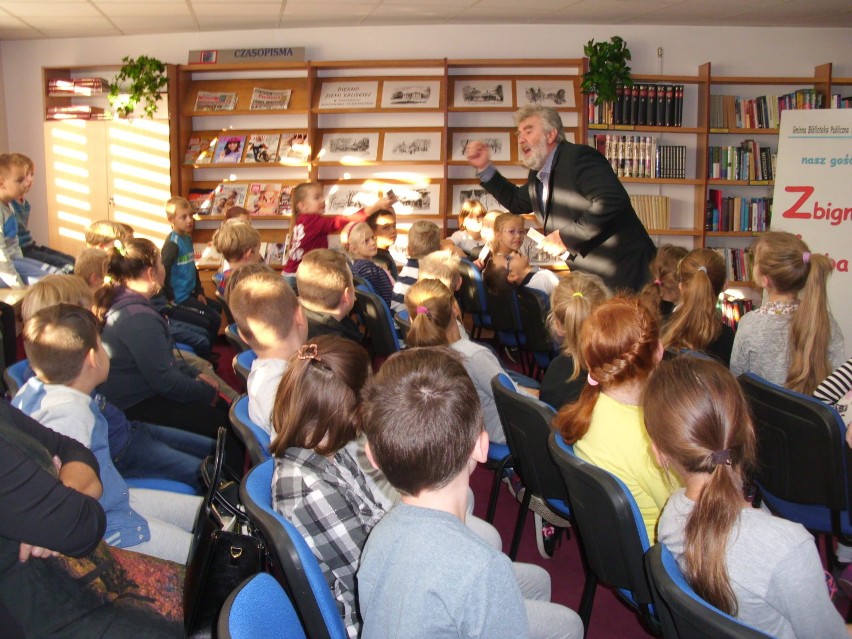 Znaczenie czytania w poznawaniu otoczenia. Dobrzycka młodzież w miejscowej gminnej bibliotece spotkała się z pisarzem Zbigniewem Kołbą. 