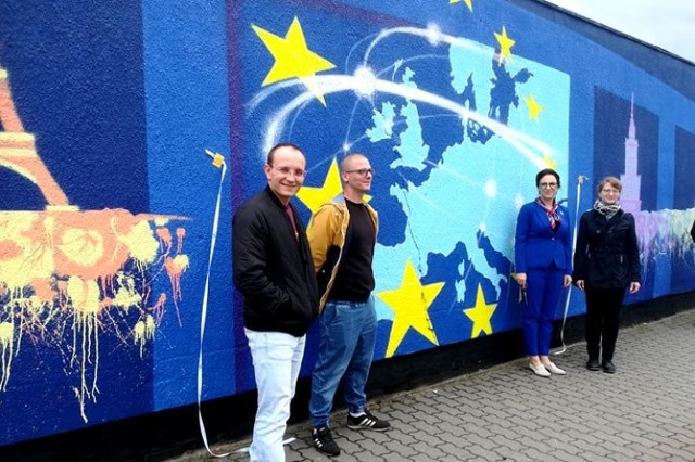 Mural symbolizuje naszą obecność w Unii Europejskiej. Dzięki niemu nowego wyrazu nabrała ściana przy ulicy Wawrzyniaka, którą na zlecenie gminy, pomalowali zajmujący się street artem słubiczanie: Robert Kubica i Tomasz Holibut.