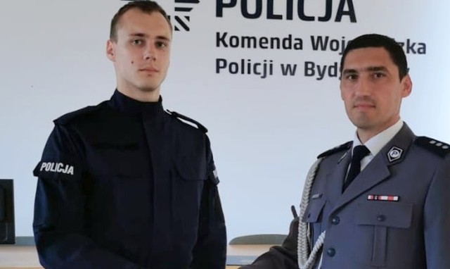Gratulacje z okazji ślubowania składa Oktawianowi Maciejewskiemu kom. Marcin Szulczyk, zastępca komendanta powiatowego policji w Tucholi