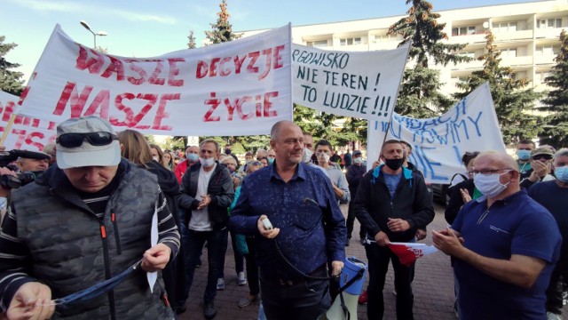 Protest kupców przed Urzędem Miasta Piotrkowa przeciw likwidacji targowiska. Nikt nie wyszedł do protestujących