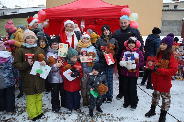 Sąsiedzkie mikołajki w Grodzisku. Mieszkańcy ulic Orzechowej i Morelowej zorganizowali spotkanie pod hasłem "Sąsiedzi czekają na Mikołaja"