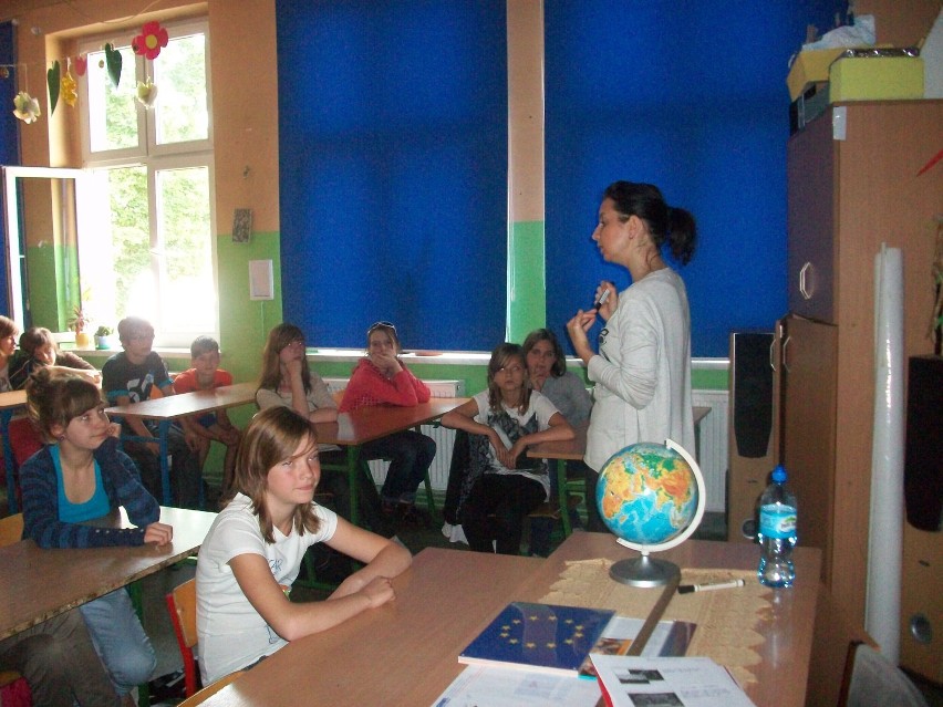 W szkole podstawowej nr 5 odbywają się lekcje europejskie.Biorą w nich udział ciekawi goście
