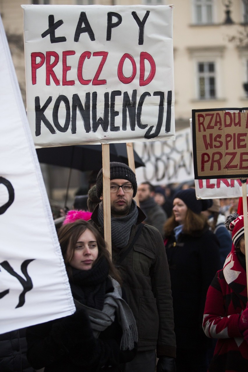 Czarny Protest - kobiety przeciwko wypowiedzeniu konwencji antyprzemocowej [ZDJĘCIA, WIDEO]