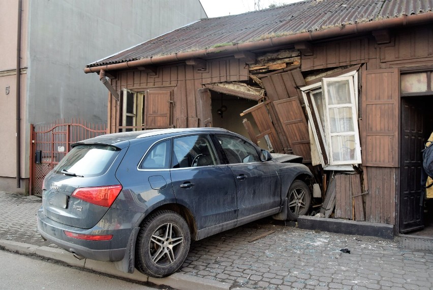 Samochód wbił się w budynek przy Jagiellońskiej. Utrudnienia w ruchu w centrum Skierniewic