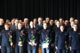 Ślubowanie 55 nowych małopolskich policjantów. A policjantki dostały do odznaki róże