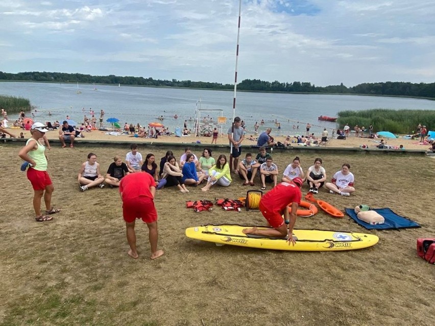 Szkolenie za ratownikami WOPR na plaży w Cichowie
