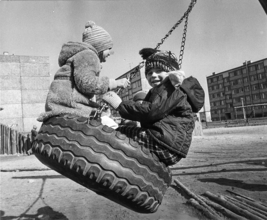 Marzec 1980 rok. Huśtawka na placu zabaw w Laskowicach...