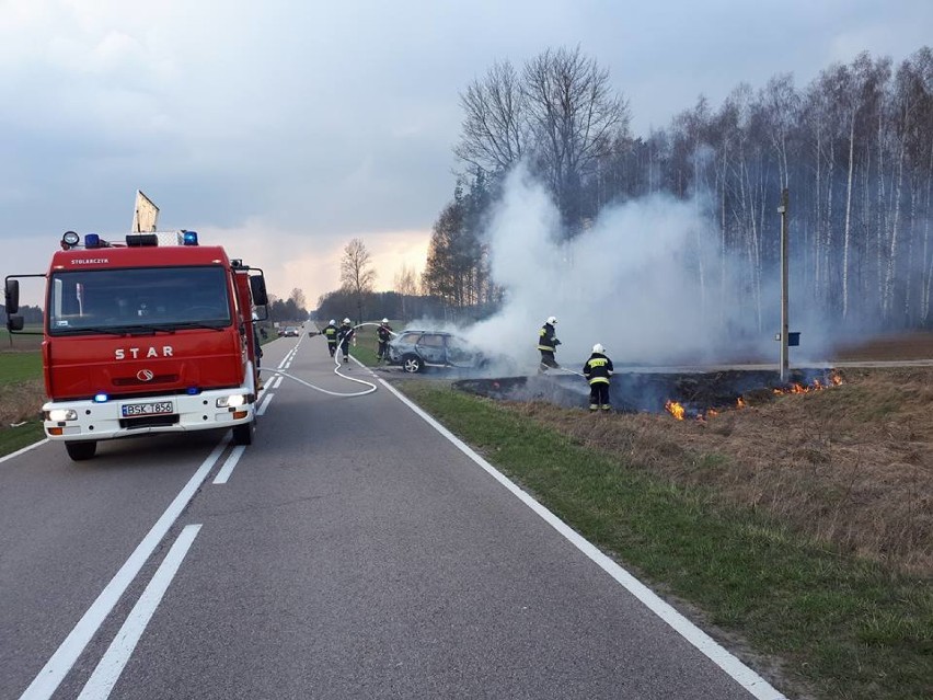 Traktor i samochód osobowy spłonęły doszczętnie. Strażacy z OSP Suchowola mieli pełne ręce roboty (zdjęcia)   