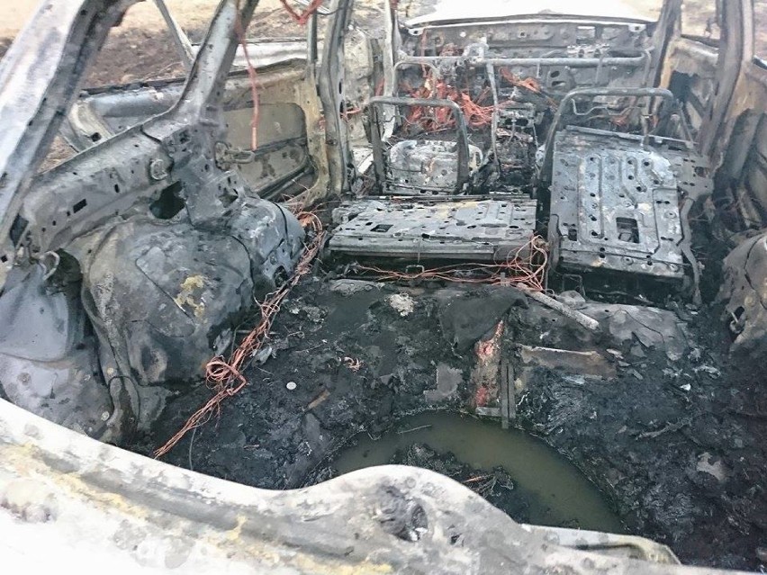 Traktor i samochód osobowy spłonęły doszczętnie. Strażacy z OSP Suchowola mieli pełne ręce roboty (zdjęcia)   