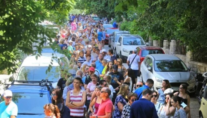 Wrześnianie głosują także w Splicie (Chorwacja) - kolejka do lokalu ma kilkaset metrów