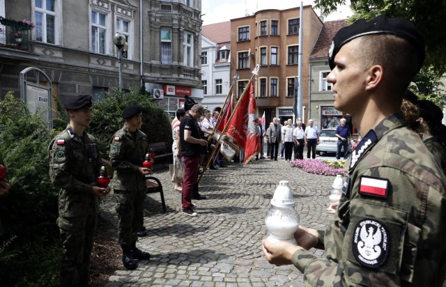 Na Skwerze Solidarności w Grudziądzu odsłonięto tablicę upamiętniającą wydarzenia 25 czerwca 1976 roku