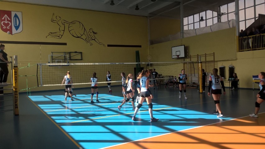 Siatkarki z UMLKS Radomsko na turnieju młodziczek w Ozorkowie