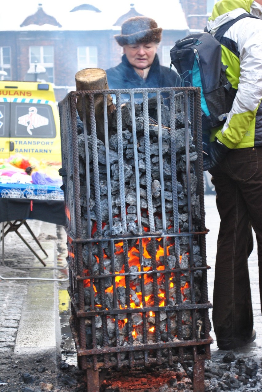 W mroźną pogodę podczas jarmarku, można było się ogrzać przy...