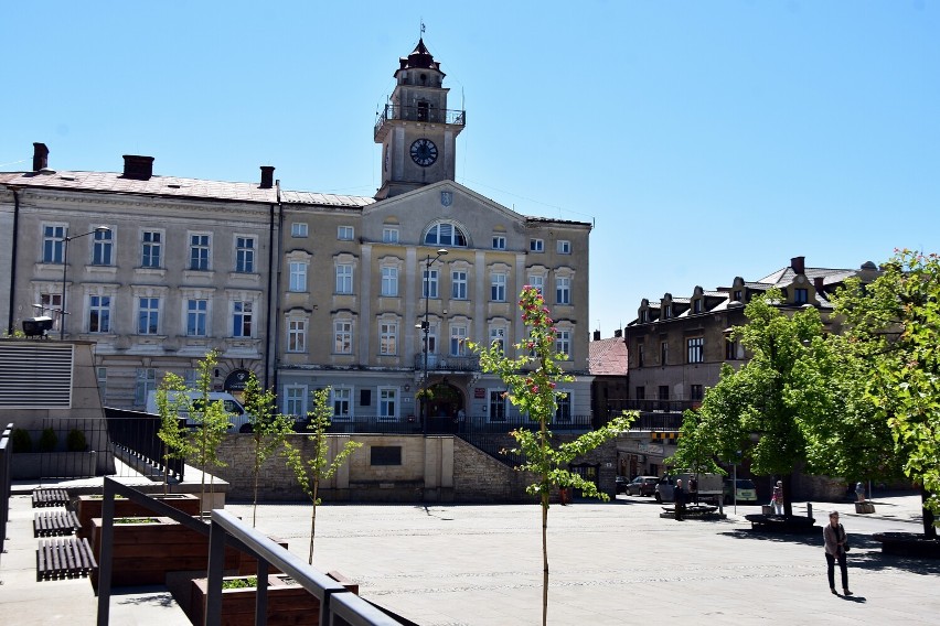 Gorlicki ratusz to teraz sypiące się tynki, zardzewiałe...