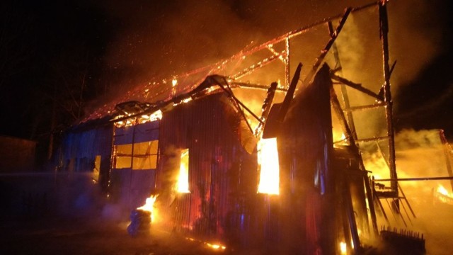 Dziś w nocy w Dębowej Łące doszczętnie spłonęła stodoła zaadaptowana na warsztat samochodowy. Akcja strażaków zawodowych i ochotników trwała ponad 3 godziny. 

