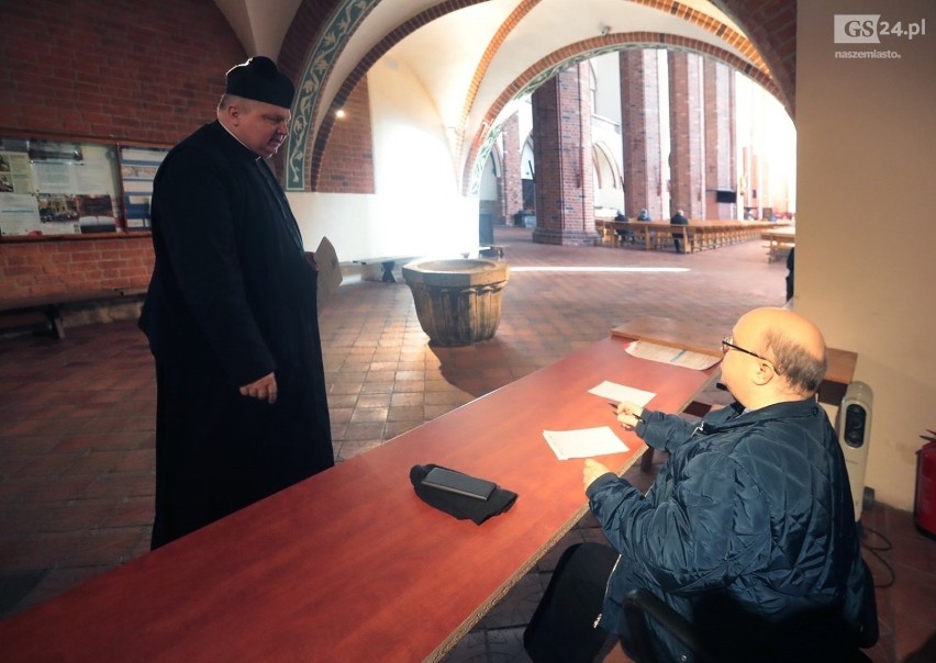 Msza w szczecińskiej katedrze. W kościołach liczą ludzi