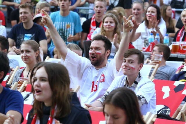 Przy wspólnym oglądaniu meczów emocje są jeszcze większe.