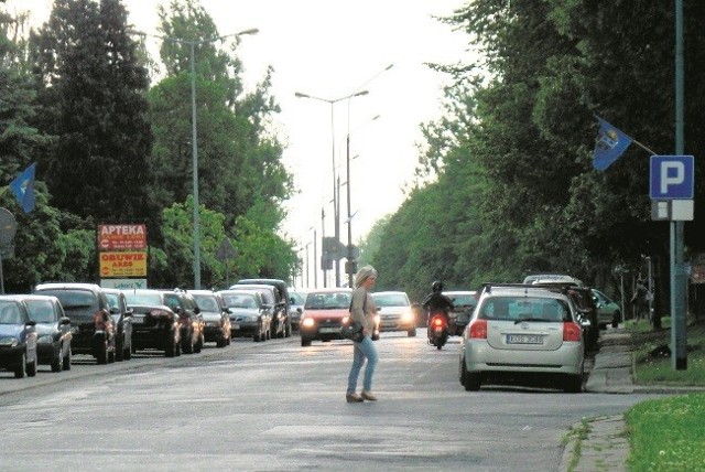 Piesi często pokonują jezdnię w niedozwolonych miejscach